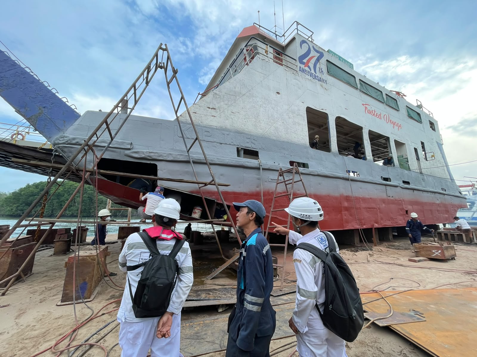 KMP. Tawes Jalani Docking di PT Dok Perkapalan Kaltim (DPK) Balikpapan